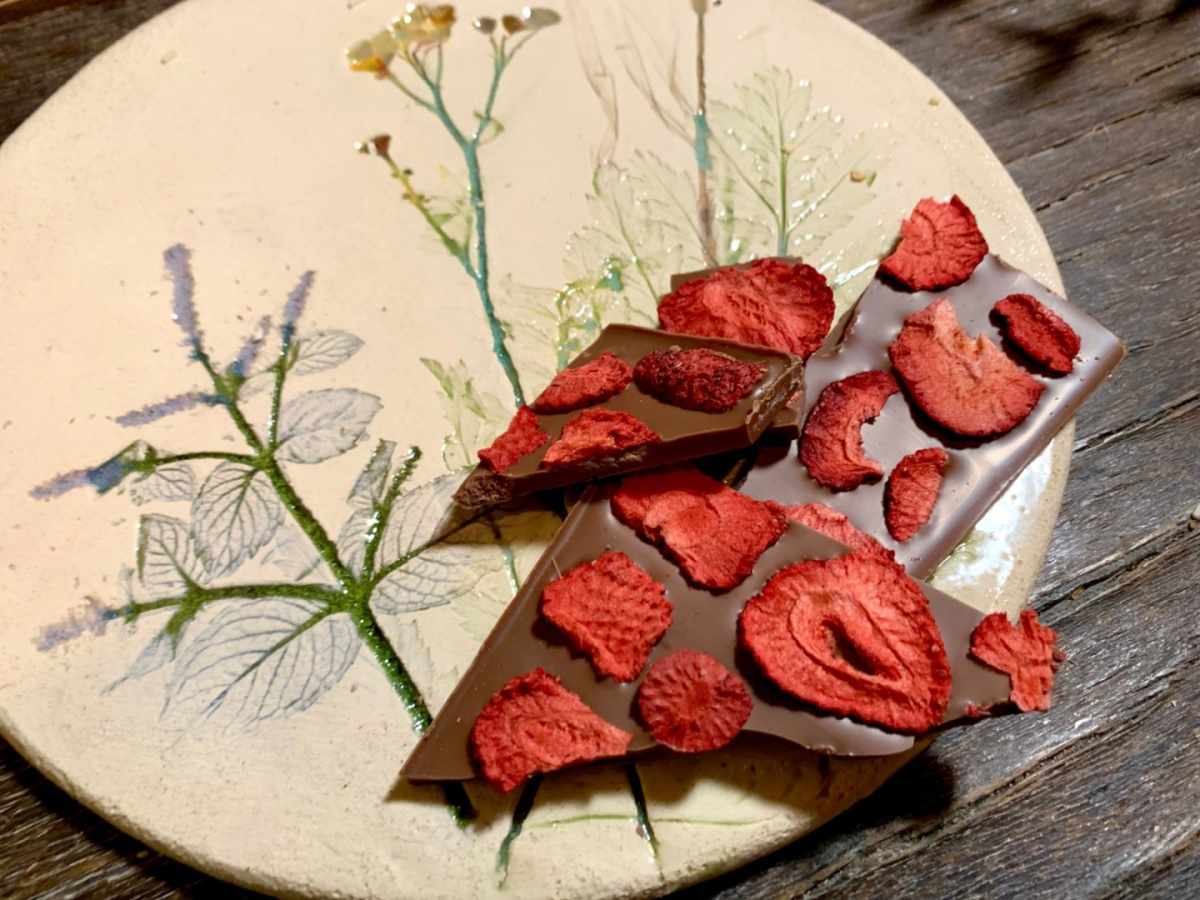 Czekolada mleczna z truskawkami 85 g Czekolada mleczna z truskawkami 85 g